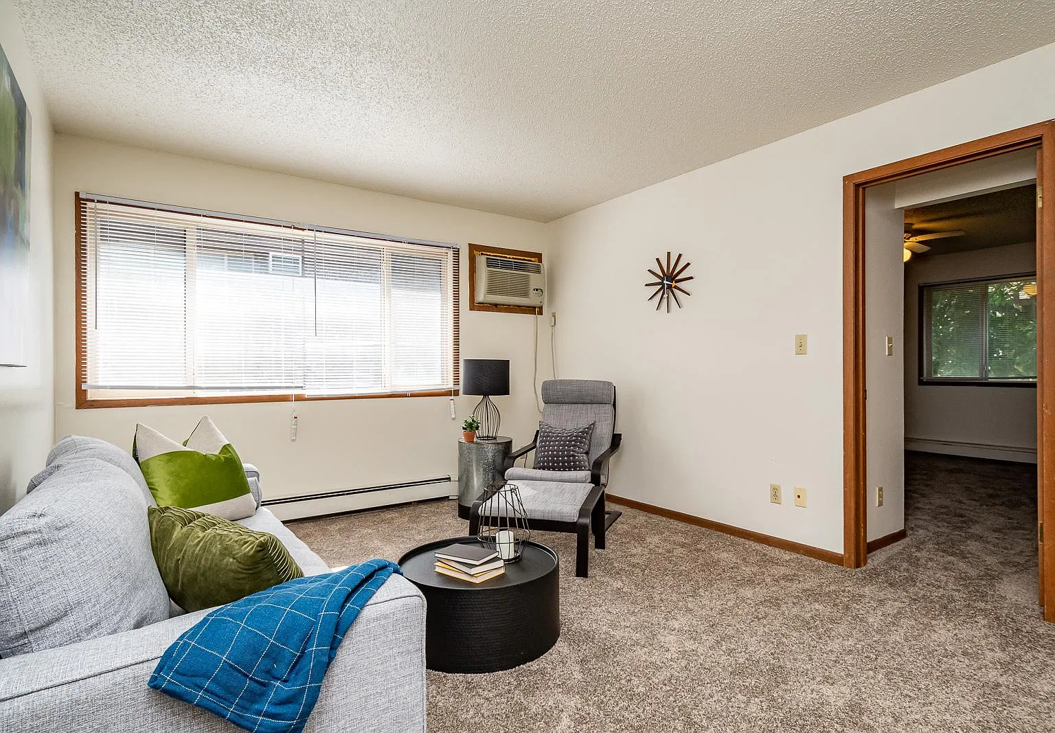 2 bed, 1000 sqft, $1,100 — Photo 2
