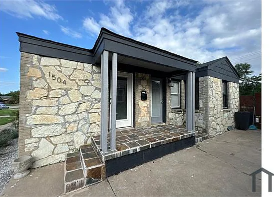2 bed, 740 sqft, $1,200 — Photo 2
