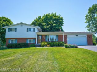 1453 N Long Lake Rd, Fenton, MI 48430