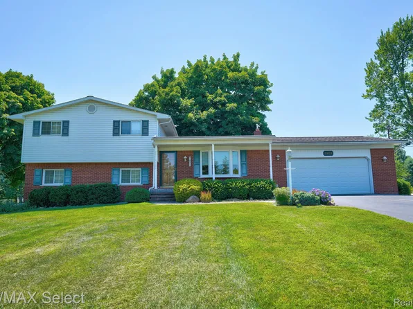 1453 N Long Lake Rd, Fenton, MI 48430
