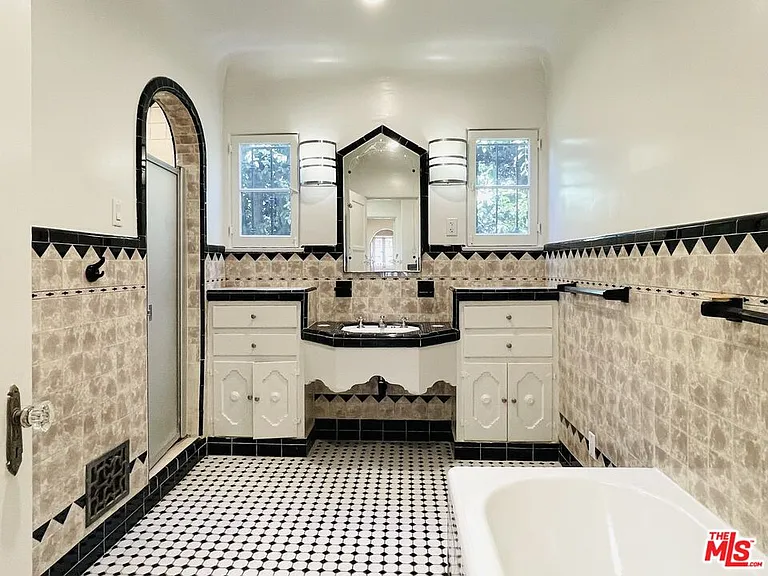 203 N Doheny Dr — Photo 17