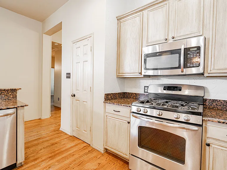 1875 Crestlake Dr — Photo 14