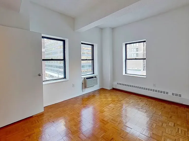 360 W 34th St #4F — Photo 4