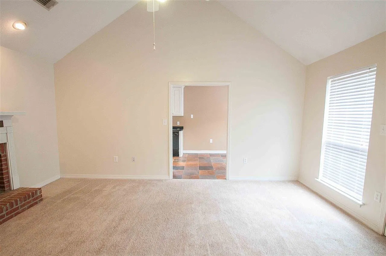 3 bed, 1328 sqft, $1,900 — Photo 4