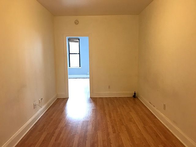 2nd image of 936 Lorimer St APT 4L