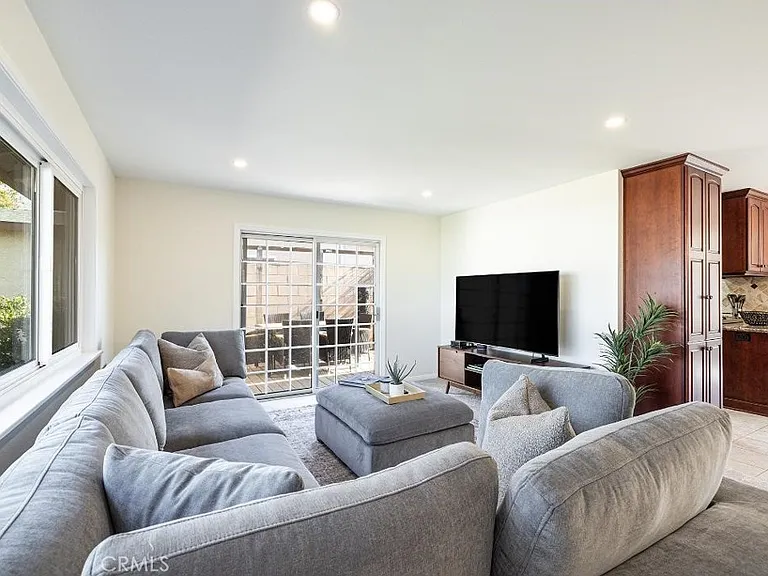 2206 Stinson St — Photo 1
