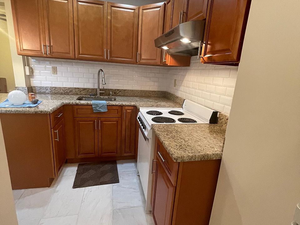 1st image of 31 Waverly St APT 2