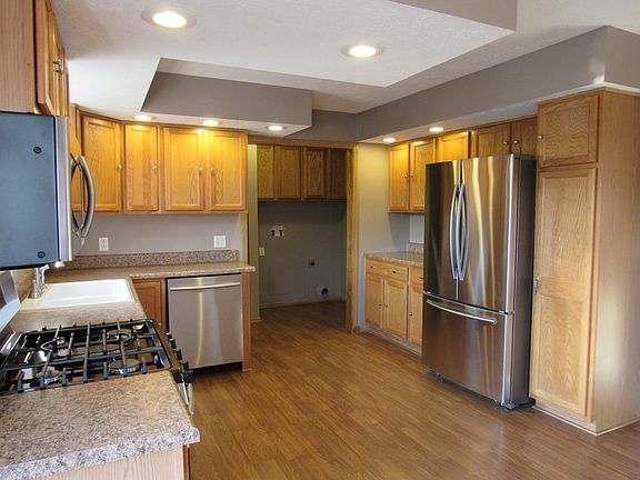 4th image of 898 Lora Lee Dr