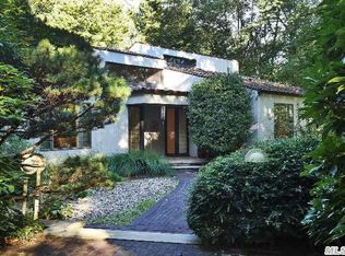 7 Harriman Dr, Port Washington, NY 11050