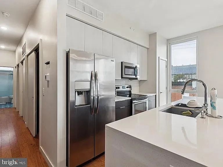 2 bed, 1.0 bath, $1,900 — Photo 3