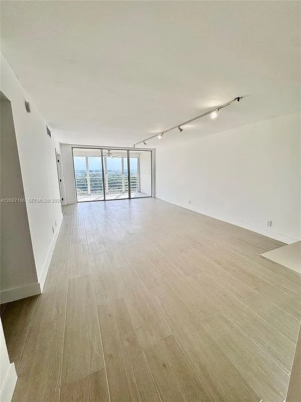 2 bed, 2.0 bath, 1064 sqft, $2,500 — Photo 4