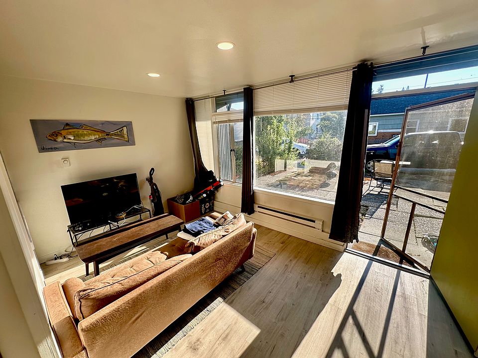 Westerly exposure provides bountiful light.