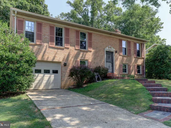 2004 Hoover Ln, Alexandria, VA 22308