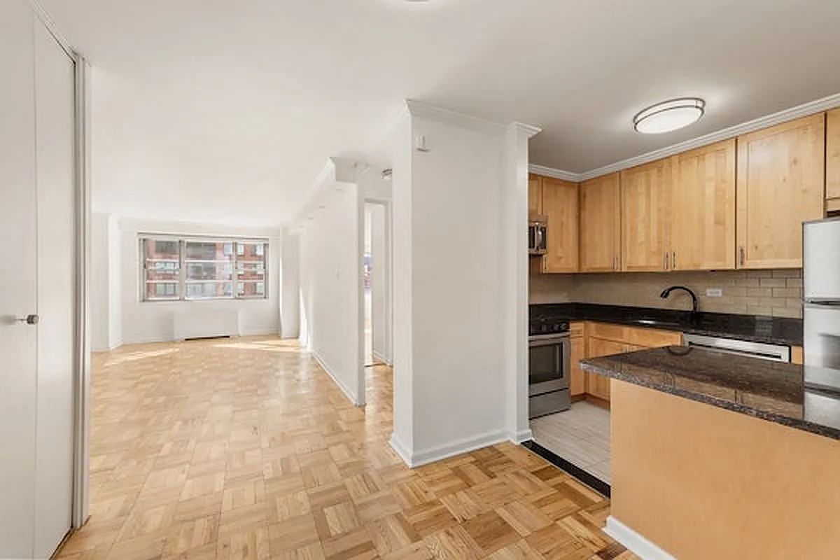 300 E 40th St APT 12P photo 1