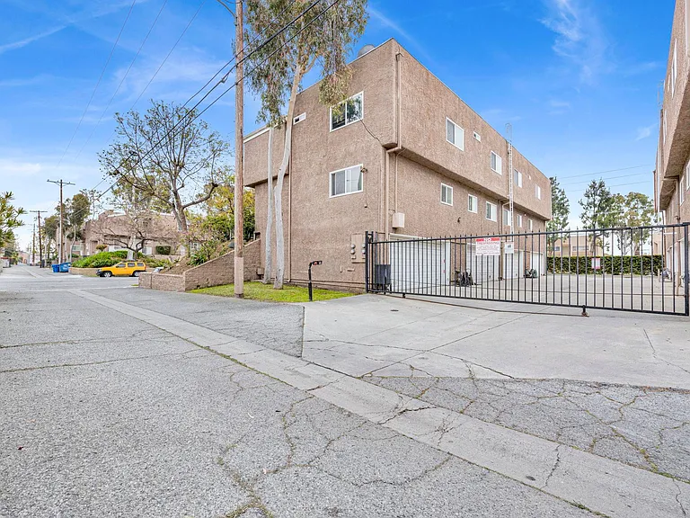 1561 W Jefferson Blvd — Photo 25
