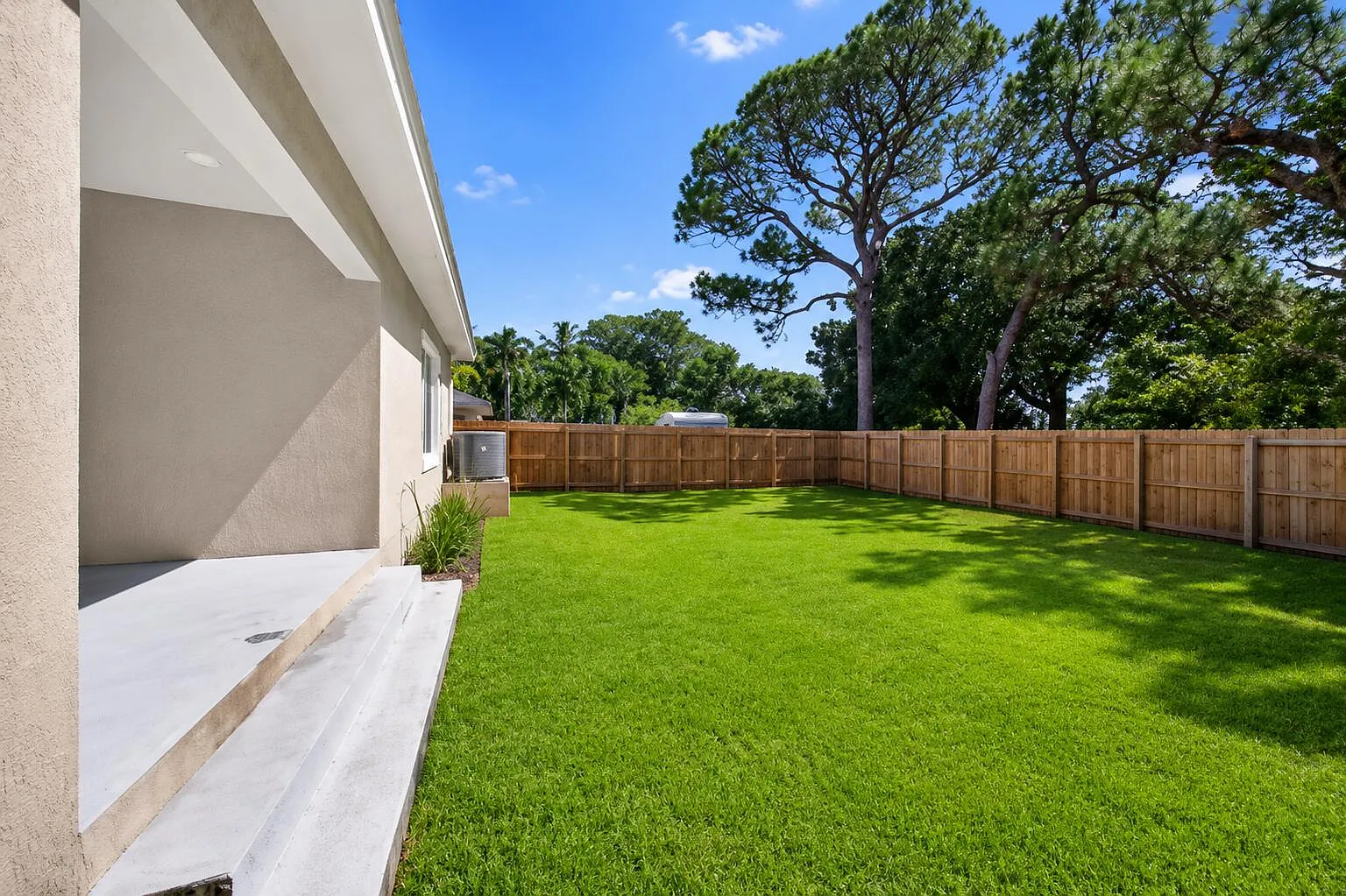 3 bed, 2.0 bath, 1672 sqft, $3,950 — Photo 3