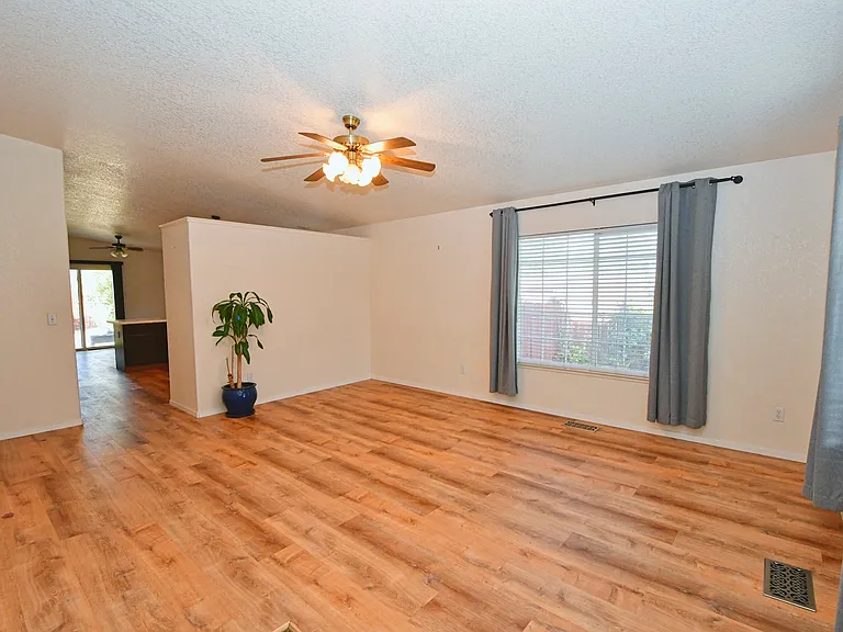 722 Strauss Ct — Photo 2