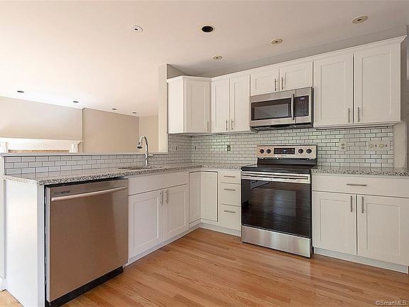 5th image of 22 Whitewood Dr