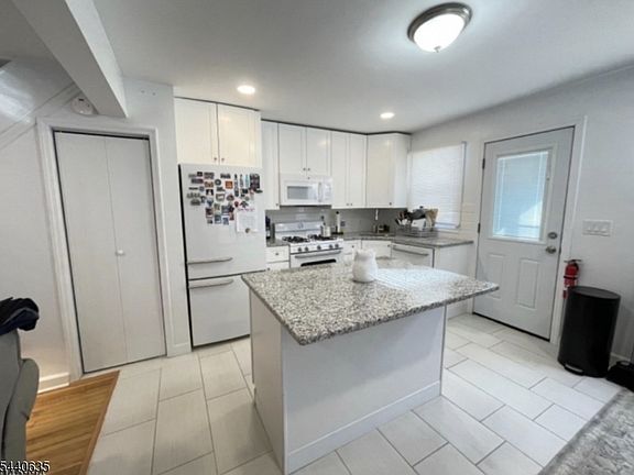 4th image of 621-623 Jefferson Ave