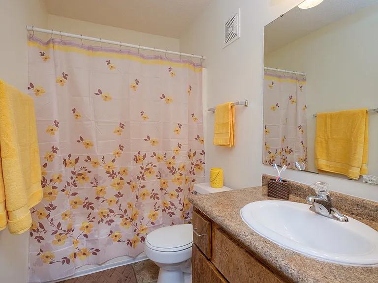 Fargo, ND Oak Court Apartments | Bathroom
