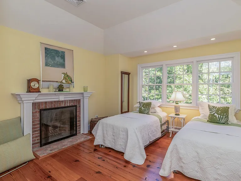 342 Old Sag Harbor Rd — Photo 14