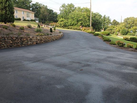 3rd image of 2853 Fairway Forest Cir