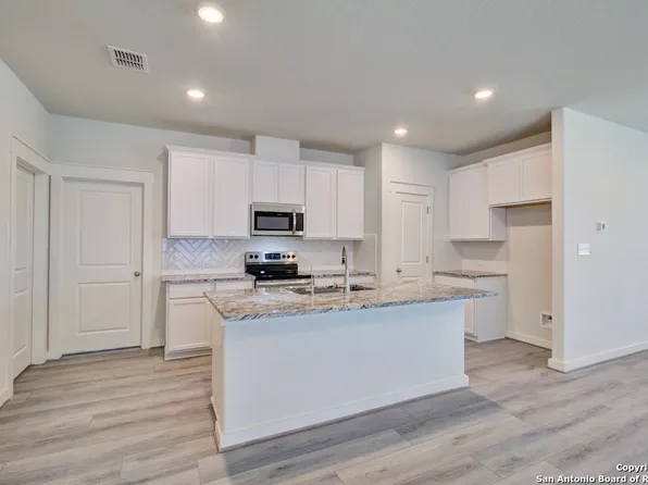 2502 White Daisy Hill, Converse, TX 78109