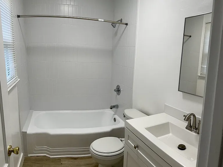 1215 Fairfax Ave Unit 11 Bathroom