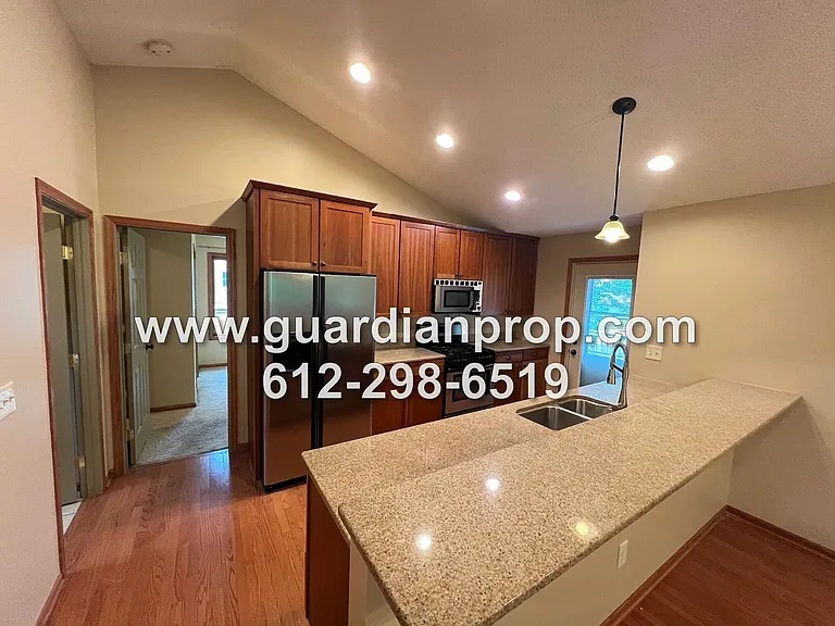 1158 Summit Ave — Photo 4