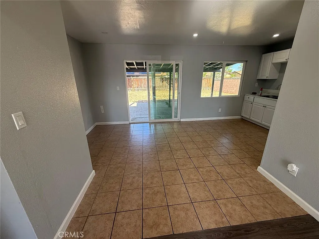 3 bed, 1000 sqft, $2,700 — Photo 3