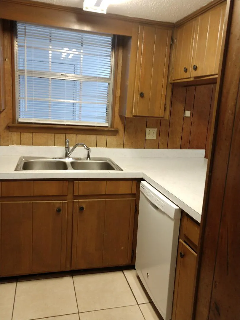 3 bed, 1.5 bath, 1320 sqft, $1,450 — Photo 4