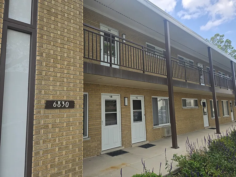 6830 N Ozark Ave #2C — Photo 1