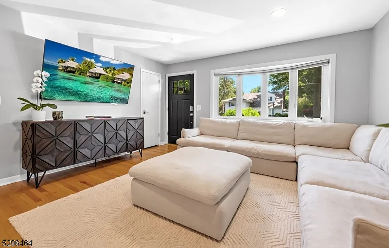 3 bed, 1.5 bath, $4,950 — Photo 4