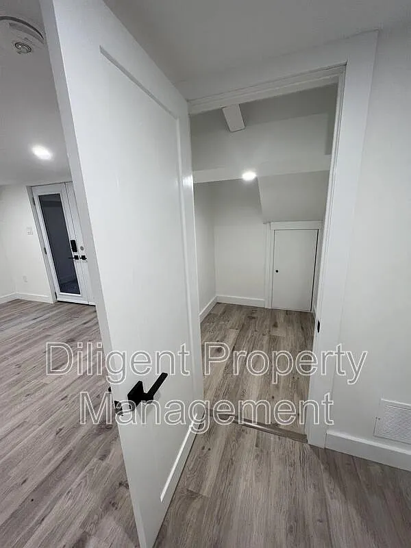 2 bed, 1.0 bath, $1,900 — Photo 4