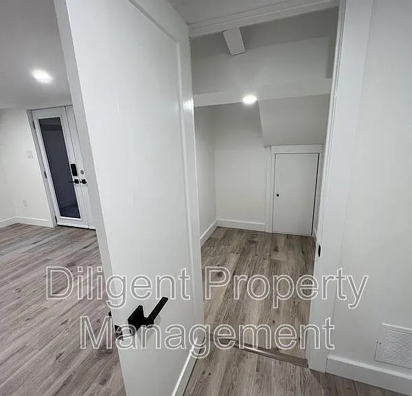 438 Bellevue St #LOWER — Photo 4