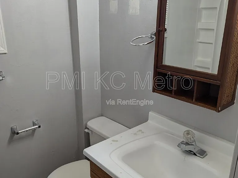 724 S Grand Ave — Photo 10
