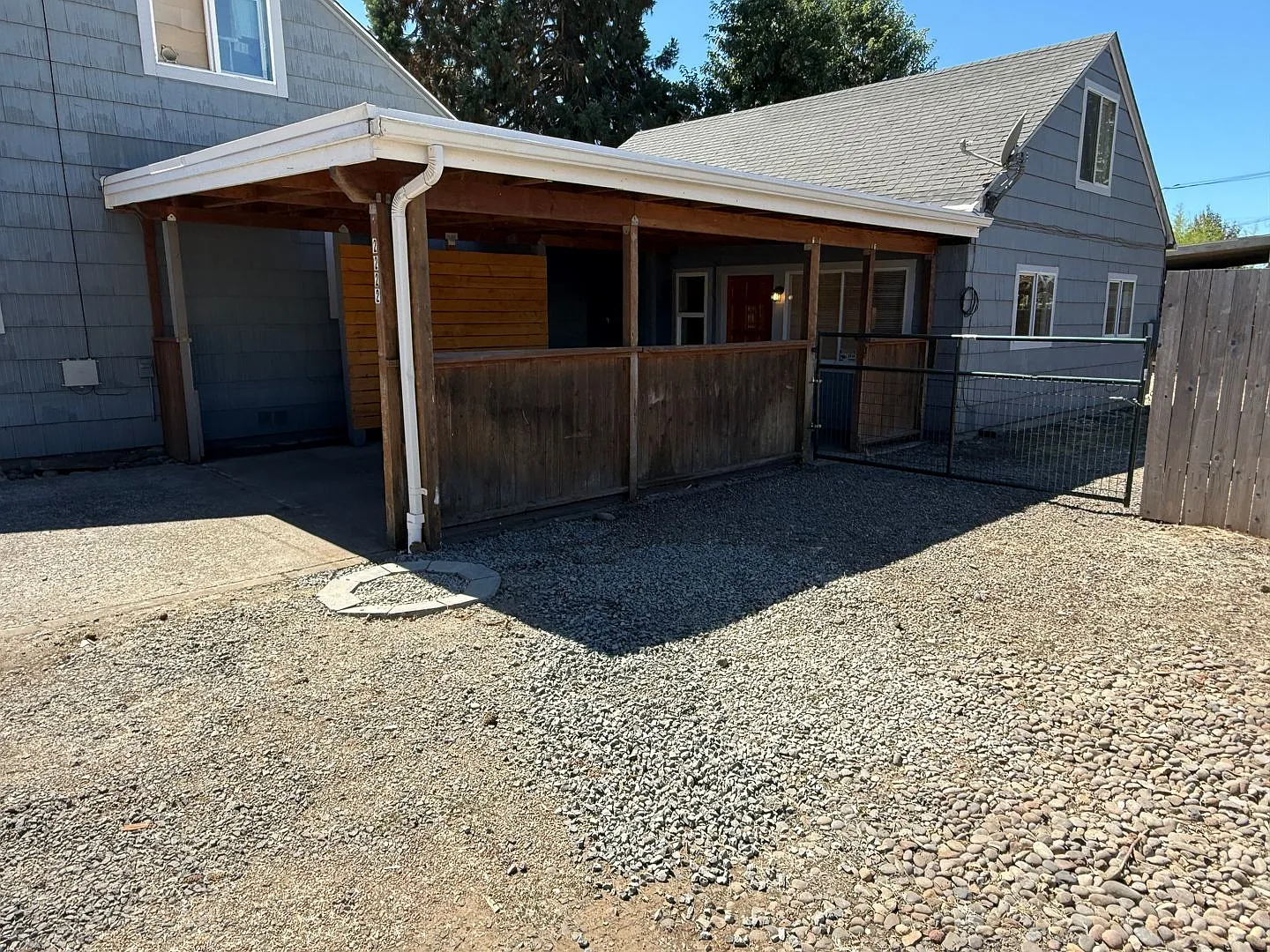 Updated 3-bedroom, 1 bath triplex in Springfield! — Photo 1