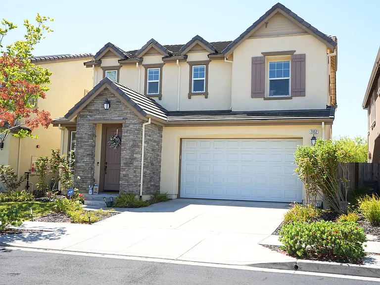 2052 Haggerty Dr — Photo 2