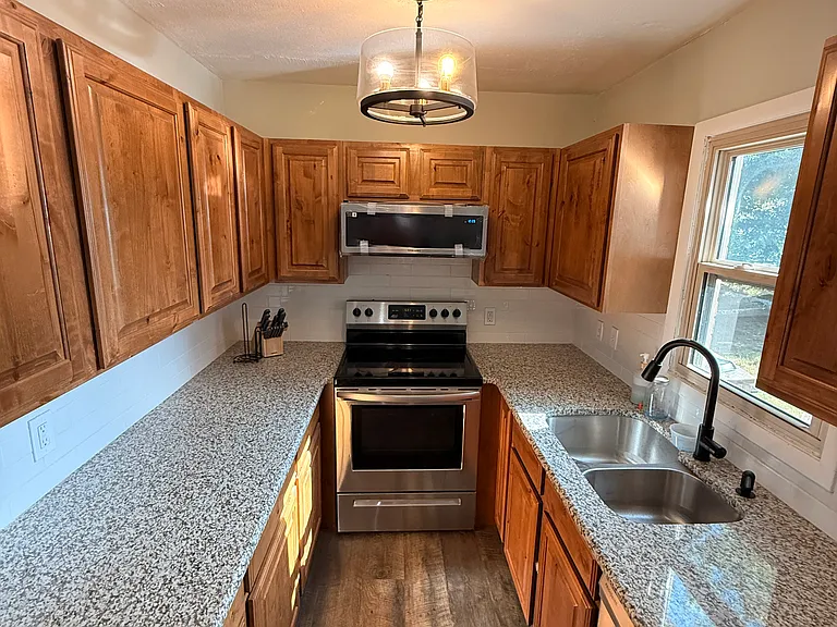 3105 N Lindsay Ave — Photo 4