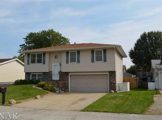 17 Cedar Ct, Bloomington, IL 61701