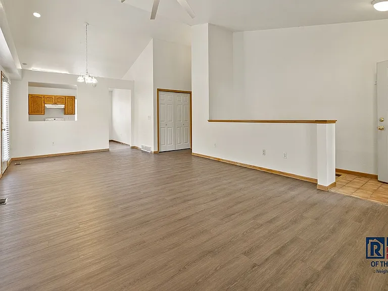 437 Radiant Dr — Photo 2