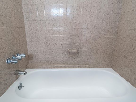 4th image of 819 Ocean Park Blvd APT 4