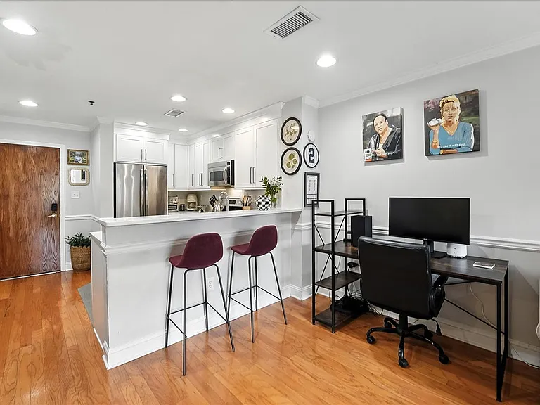 812 Grand St #412 — Photo 9