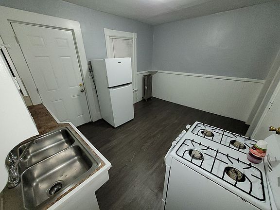 4th image of 1279 Elm St #1297-21