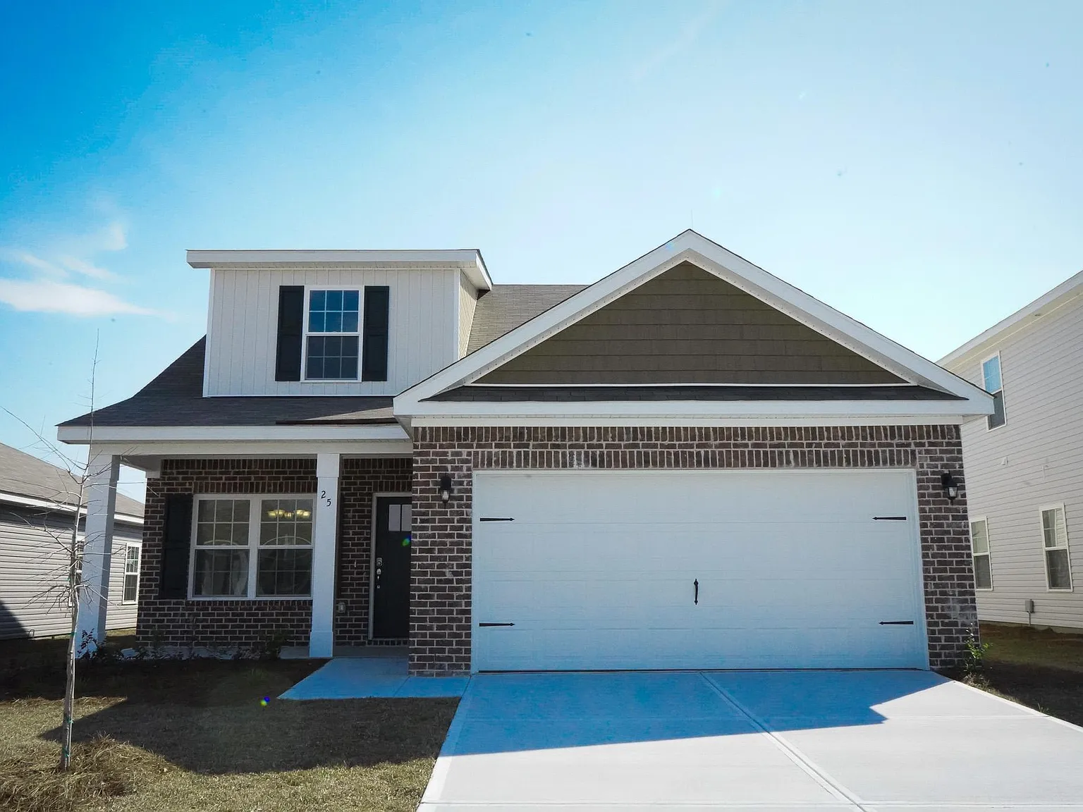 5 bed, 2.5 bath, 2434 sqft, $2,395 — Photo 2