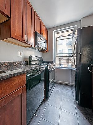 3rd image of 401 Edgecombe Ave #D2