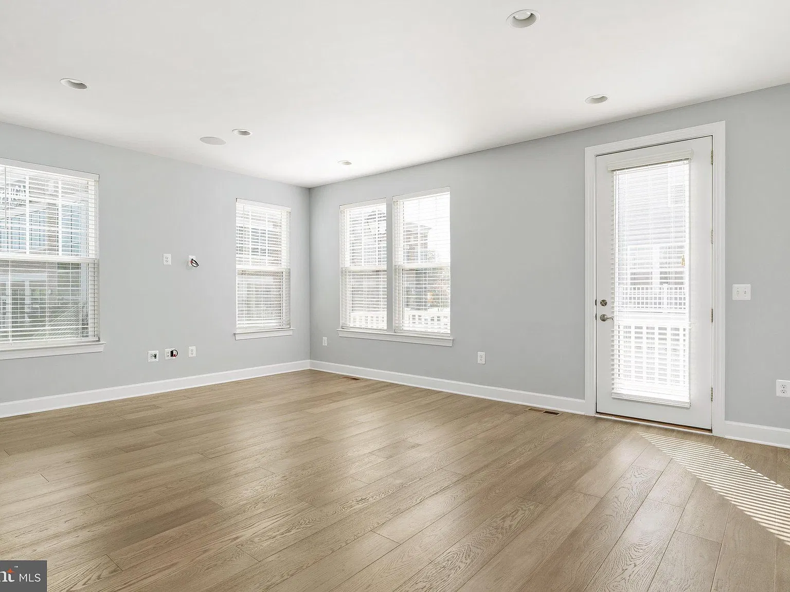 3 bed, 3.5 bath, 2000 sqft, $3,500 — Photo 3