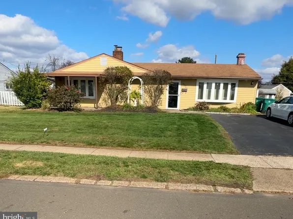 164 Farmbrook Dr, Levittown, PA 19055