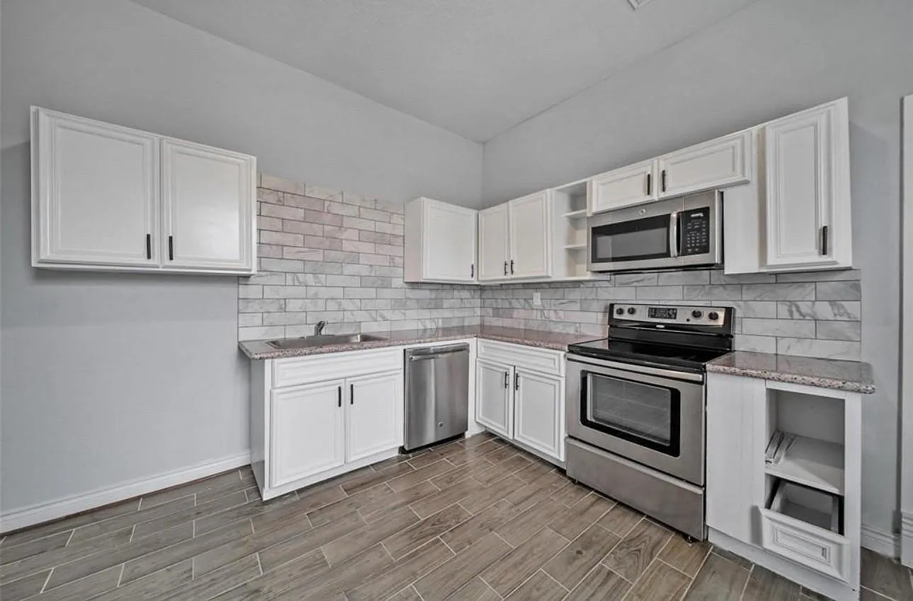2 bed, 1.0 bath, 900 sqft, $1,600 — Photo 2