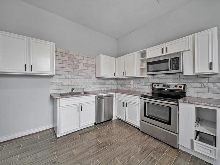 2205 Sumpter St — Photo 2